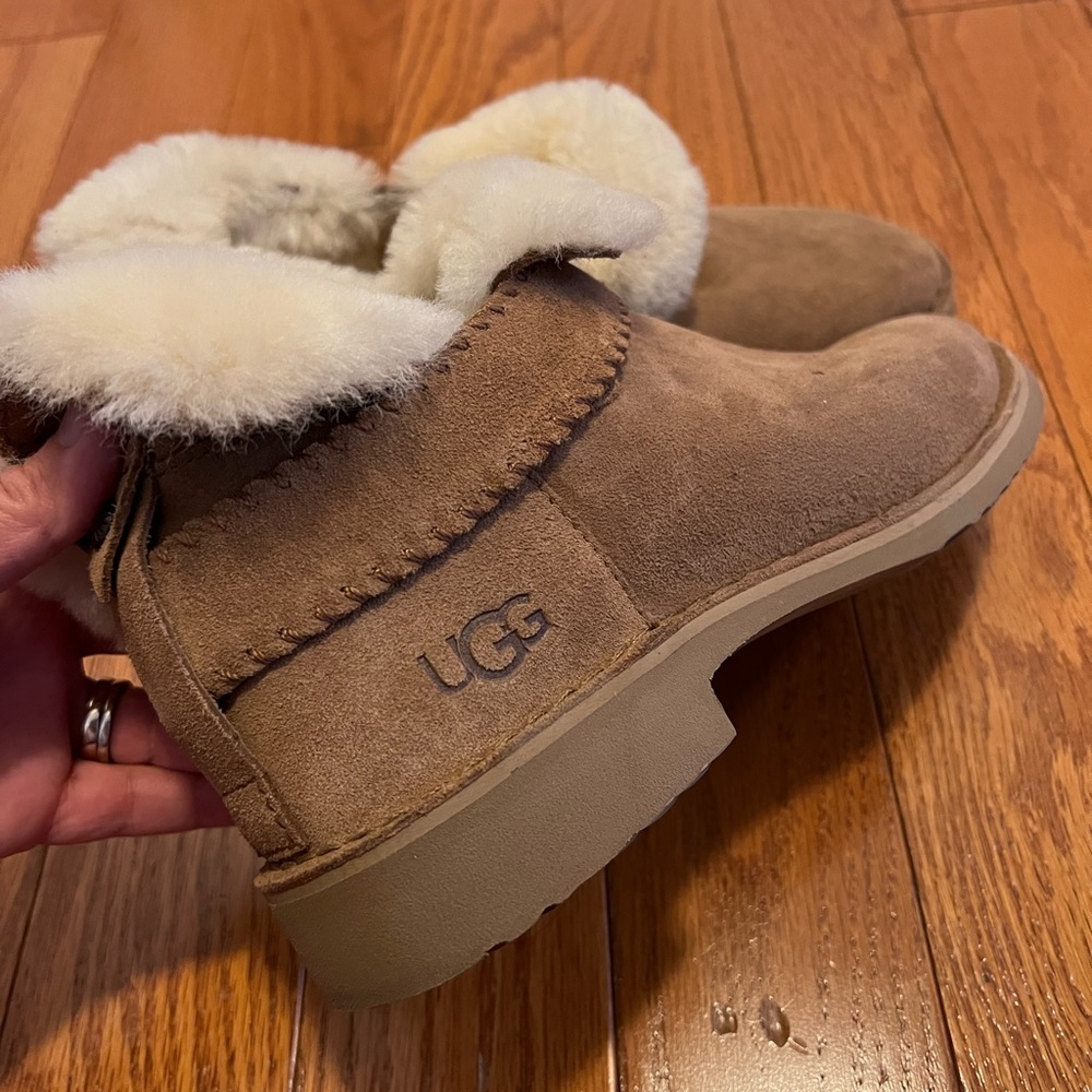 UGG MCKAY BOOTIE *LIKE NEW* Size 8, chesnut